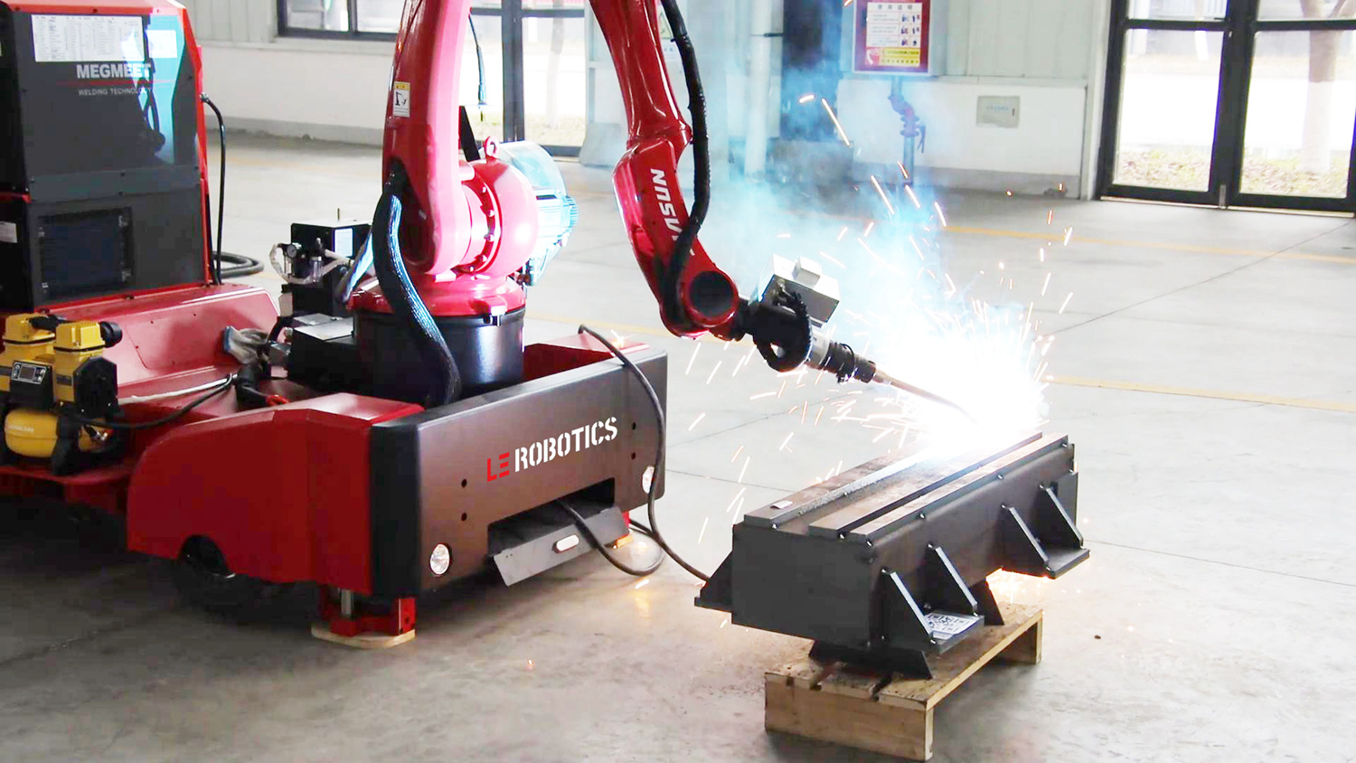 召之即来，来之能“焊”！新松携手用户打造智能移动焊接机器人